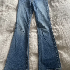 PERFEKTA JEANS - Säljer mina perfekta favoritjeans som är lågmidjade och bootcut, från Levis köpta secondhand i Spanien. Säljer då de tyvärr blivit försmå. Jag är 164 cm och de är ner till marken på mig💝Använda endast 2 ggr!