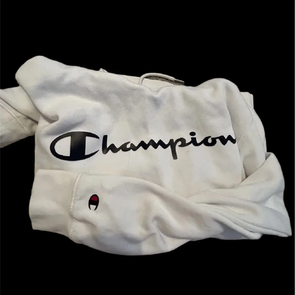 Jättefin vit champion hoodie i strl S! Använder aldrig så säker pga det!. Hoodies.