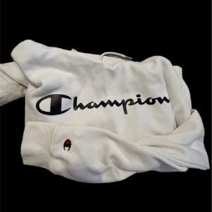 Jättefin vit champion hoodie i strl S! Använder aldrig så säker pga det!