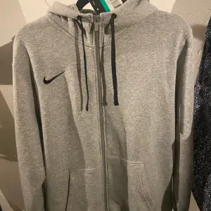 Grå Nike zip hoodie ny aldrig använda i storlek xl bra passform 