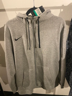 Nike zip Hoodie  - Grå Nike zip hoodie ny aldrig använda i storlek xl bra passform 