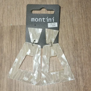 Öronhöngen  - Öronhängen för 15kr jag köpte dem i en överraskningspåse!