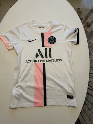 Psg tröja  - En snygg psg tröja som har fin passform och passar till allt
