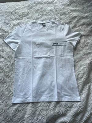 Vit Hugo boss - Vit Hugo boss tröja, har bara använda 2 gånger. Den är i bra skick 