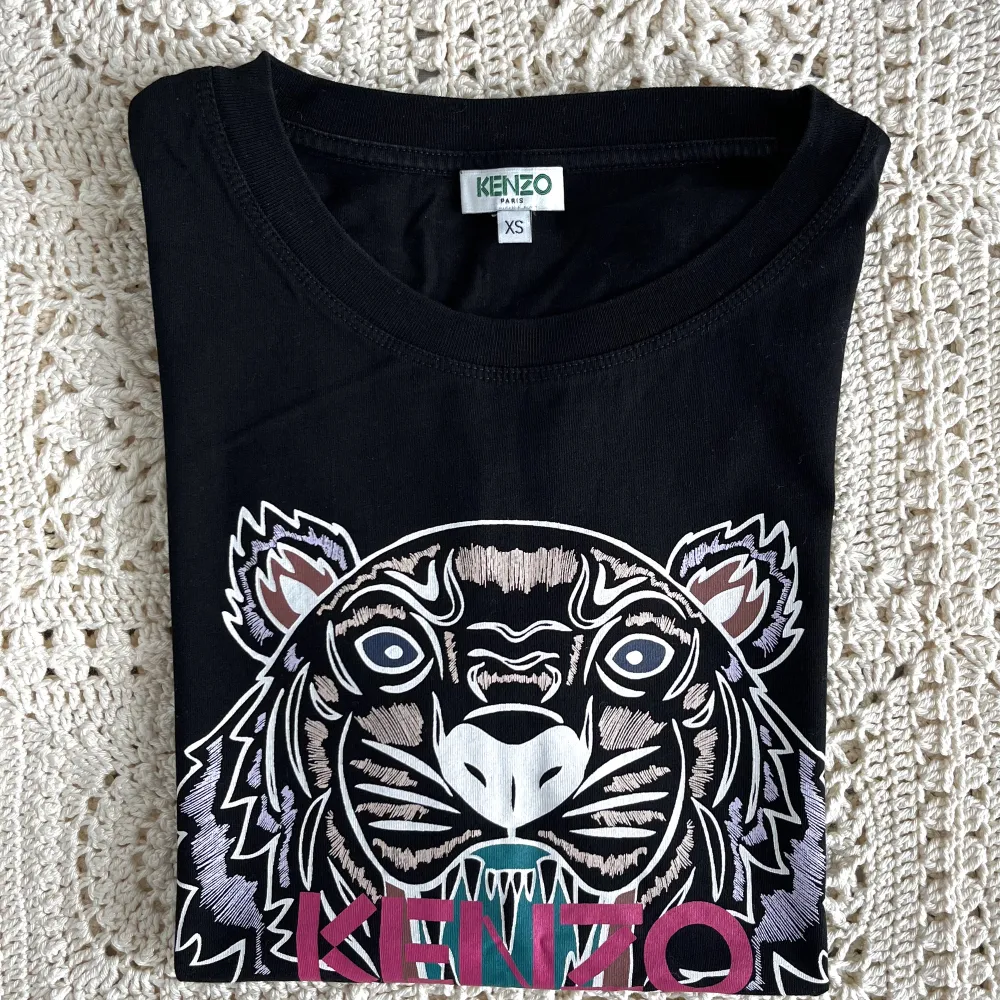 Kenzo Tiger T-shirt ✨                                               Storlek: XS.                                                                                       Mått: B 42 cm / L 58 cm.. T-shirts.
