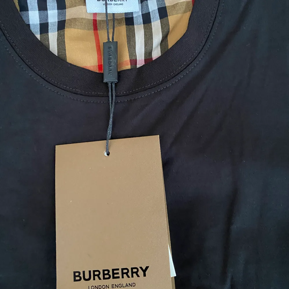 Detta är en 1:1 burberry t-shirt kondition 10/10 (du hittar it än bättre). T-shirts.