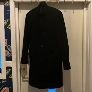 Hugo Boss rock - Storlek M, rätt tajt passform. Trasig inuti i fodret men inget som syns utanpå. Går nog att laga hos skräddare billigt