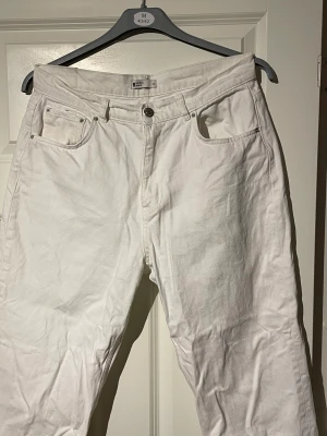 Vita jeans  - Bra skick, använda ett fåtal gånger, nypris 599kr. Jeansen finns inte kvar i vit, därav bilderna på dom gråa jeansen 