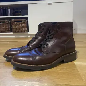 Knappt använda Thursday Boots, modellen Captain i storlek 7.5US (ungefär 41EU). Nypris 2000kr. ✨ 