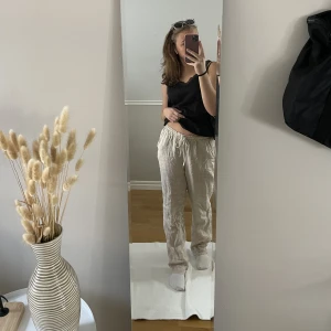 Linnebyxor  - Disign by si linnebyxor, inga defekter. Storlek Xs/S, köpt för ca 700kr. Jättefina nu på sommaren. Pris kan diskuteras och köparen står för frakten. Skriv om ni vill ha fler bilder eller undrar något❤️