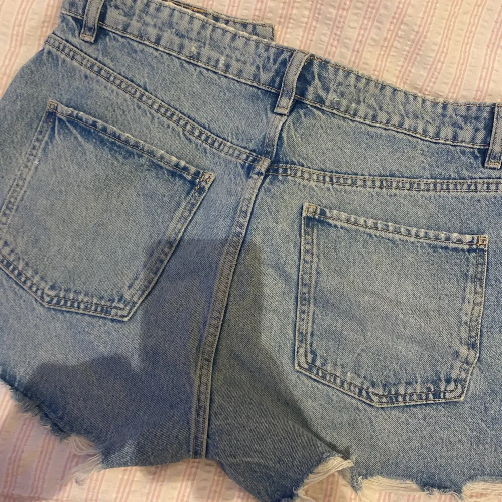 Mid-rised jeansshorts från zara. Kommer inte till användning då de är för stora, har använt en gång. Köpte dom för 400kr. Jeans & Byxor.