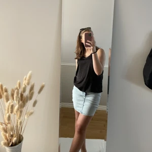 Jeans kjol - Jättefin jeanskjol som tyvärr börjat bli för små. Från Gina tricot i modellen Molly i storlek S men passar även XS. Skriv om ni är intresserade eller vill ha mer bilder. Pris kan diskuteras, köparen står för frakten! ❤️