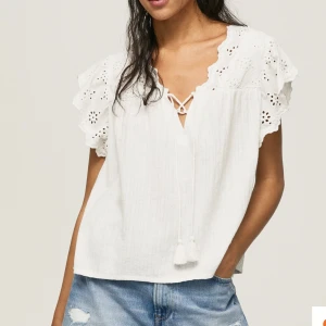 Blus  - Jättefin blus från Zalando märket är pepe jeans, säljer då den är för stor. Storlek M, skriv privat för bilder ❣️