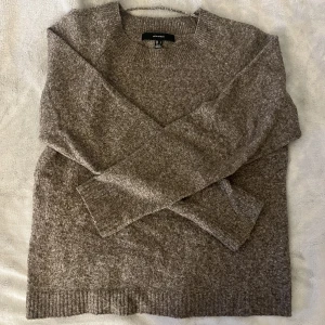 Stickad tröja  - Säljer min superfina stickade tröja från Vero Moda i storlek L😍