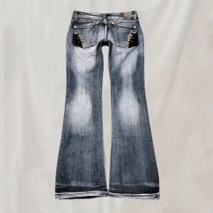 Lågmidjade jeans - Midja:81 innerben:83 Lågmidjade jeans med detaljerade bakfickor. Sitter bootcut. Stora på mig så håller upp mycket på bild. Lite små nötningar vid ex linning, ficka (sömmar vid tryck), något nötta fotändar. Överlag fint skick!🤍