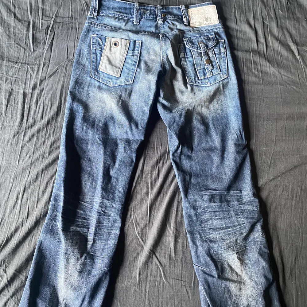 Ett par river island jeans med snygga fickor. Midja 38 cm längd 99 cm.. Jeans & Byxor.