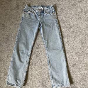 Arrow jeans från weekday i färgen summerblue. Köpte dessa för mindre än ett år sen men har inte kommit till användning sen dess. Jättefint skick!💗Köpte för 590. 