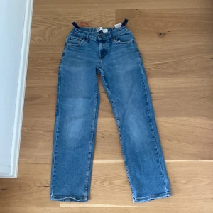 Levis Jens  - Ett par Levis Jens vet inte vilken model med dom är baggy. Den bruna lappen på baksidan håller på att ramla av med det kan man lätt sy på. Renarna på insidan har gåt sönder.