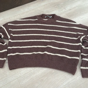 Striped knitted sweater - Sparsamt använd, fin tröja som passar till de mesta. 