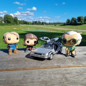 2015/2016 popfigurer. Bilen tillhör - Popfigurer från 2015 och 2016  Den bruna kostar 300kr, den blåa kostar 100kr och den vita 125kr med bilen. 