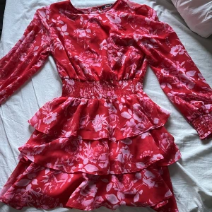 Mönstrad klänning - Supersöt klänning ifrån Gina som tyvärr inte passar mig längre. Använd fåtal gånger och i bra skick! Stl 38