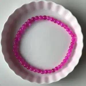 Rosa elastisk pärlhalsband av rosa krackelerade pärlor. Nytt, oanvänt och handgjort.