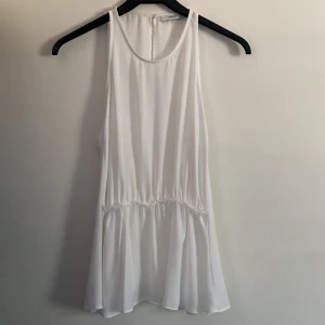 Mango linne - Gulligt Mango linne som inte kommer till användnin, super skick och inget fel på den.Lite i storleken!! Skriv vid frågor och pris går att diskutera!🥰