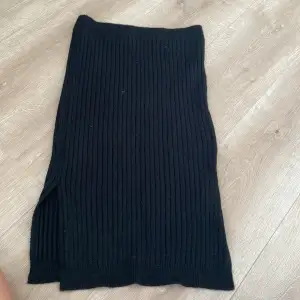 En fin stickad kjol som är sparsamt använd och bra skick