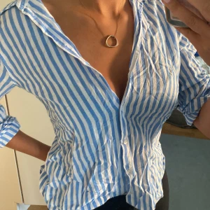 Randig skjorta - Så skön blåvit randig skjorta☀️☀️