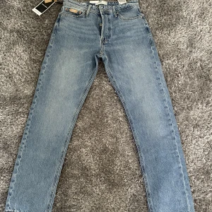 Jack & Jones jeans - Jag säljer mina helt oanvända Jack & Jones jeans då dom är för små för mig. Dom är i toppenskick eftersom jag inte ens använt dom. Alla prislappar mm sitter fortfarande kvar. Nypriset är 500 och jag lägger ut för 350 men är med på förhandling. 