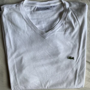 Lacoste t-shirt - Lätt V-ringad tshirt från Lacoste. Fint skick! Storlek M herr men som en L dam 🥰
