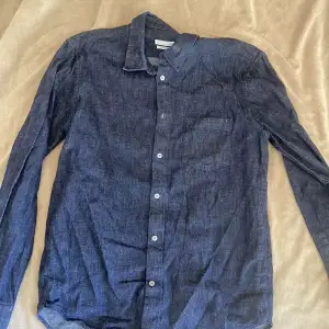 en väldigt fin och proper jeans skjorta som kan användas till många olika kombinationer!! har köpt den från arket men har dessvärre inte kommit till användning:( pris kan diskuteras!