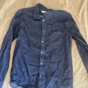 jeans skjorta! - en väldigt fin och proper jeans skjorta som kan användas till många olika kombinationer!! har köpt den från arket men har dessvärre inte kommit till användning:( pris kan diskuteras!