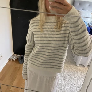 Stickadtröja💕 - Stickad tröja i fint skick💕pris kan diskuteras, skriv för frågor, storlek xxs men passar ca xxs-m