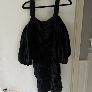 Klänning - Hej! Säljer denna fina klänning, aldrig använd!