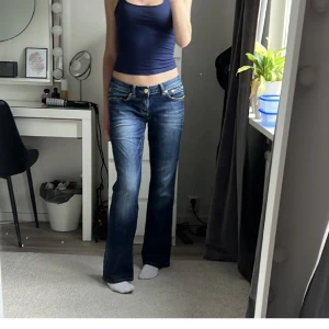 lågmidjade bootcut jeans - säljer mina mörkblåa bootcut jeans som är lågmidjade, då dom är lite stora på mig. inga defekter som nya💗