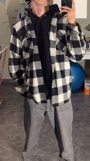 Dickies Flannel - Tja säljer min flannel som är lite stor för mig plus jag använder den inte. Har bara använt den nån gång. Skriv gärna vid intresse MVH//Sebbe