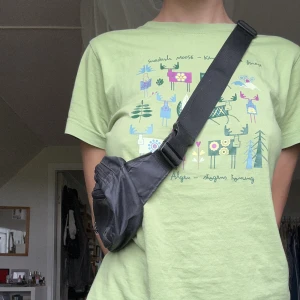 Crossbodybag - Smidig crossbodybag⭐️liten men rymlig⭐️har 2 fack⭐️kan användas som fannypack också⭐️anpassningsbara remmar