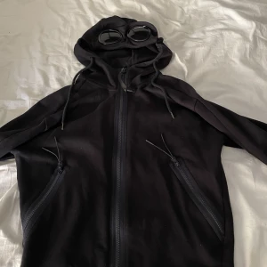 Cp Company Hoodie - Säljer nu min Cp Company hoodie. Den är näst intill oanvänd. Den är mörkblå och storlek XS men sitter som en S… Pris kan diskuteras