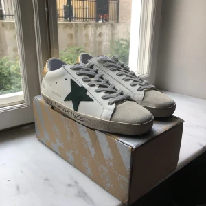 Golden Goose  - Säljer dessa sprillans nya Golden Goose Superstar. Box och dustbag tillkommer. Nypris ligger på 5300 kr. Storleken är 46 men passar mig som har 45. Hör av er vid frågor och funderingar! 