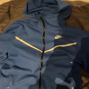 Nike tech fleece - Blå Nike tech, knappt använd, inga skador. Storlek S. Kontakta innan köp och för mer info!