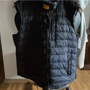 Pjs väst - Fel fri pjs väst  Sorlek L passar storlek M