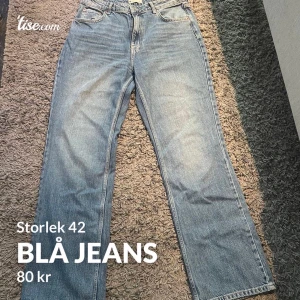 Blåa jeans - Nästan helt oanvända, säljer då jag inte använder de. De är högmidjade och längden är bra på mig som är 165cm