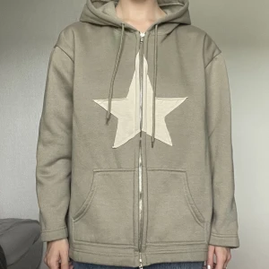 Zip up kofta - Säljer nu denna super coola kofta som tyvärr inte kommer till användning längre.