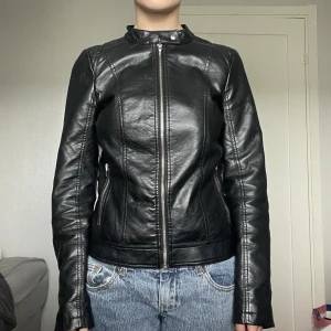 Skinnjacka😇 - Säljer nu min ascoola biker skinn jacka med ett målat moriv på ryggen. ❤️