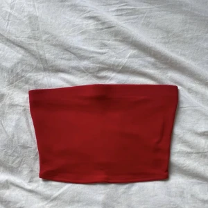 Tubtopp/bandeau - Röd tubtopp som är riktig snygg och skön både till vardags eller fest men den är tyvärr för liten. Strl xs/s. Fraktar billigare med frimärke eller möta upp i malmö