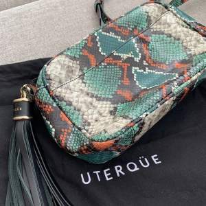 Så fin och cool väska på Uterque. Är i skinn, och jättefint skick. 