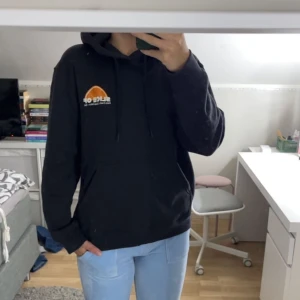 Hoodie med print - jag LEVDE i denhär tröjan förra året så den är välanvänd, inga defekter alls ändå så den är av högsta kvalitet 👌🏼👌🏼så coolt print på baksidan men inte riktigt min stil längre 🫠