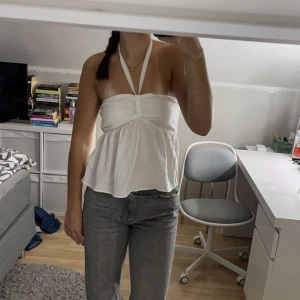 Linne - hur snygg som helst hallå!! Halva är räfflad medans den andra halvan är helt slät, det går såklart att knyta om och ändra längden på snöret 😍