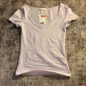 Lilla topp - Tröjan är använd en gång, då den blev köpt från h&m i London och inte passa när jag väl testa den. Kostade 7.99£ =108kr